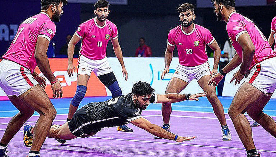 সোনাজয়ী দল বাদ, ১৭ থেকে ১২: আহমেদাবাদে ভারতের ‘শক্তিশালী দল’ আসলে কী পরীক্ষা করছে